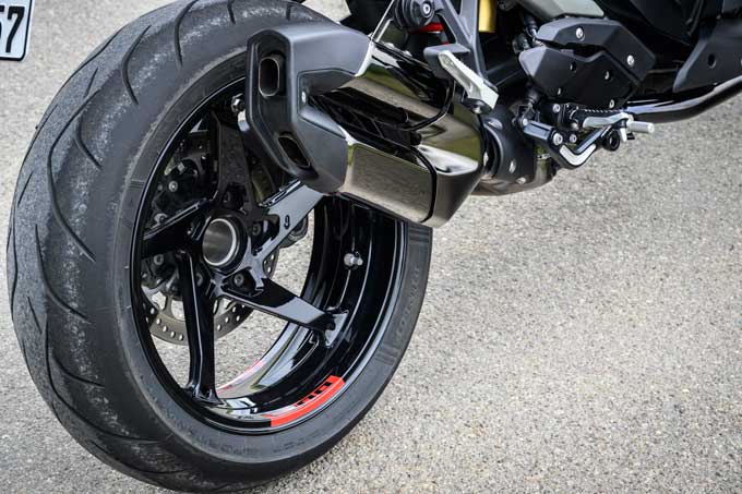 【BMW Motorrad新型R1300R  海外試乗記】軽くて速い！“最速ボクサー”0-100km/h 3.25秒の衝撃15画像