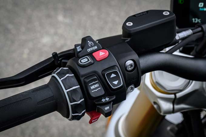 【BMW Motorrad新型R1300R  海外試乗記】軽くて速い！“最速ボクサー”0-100km/h 3.25秒の衝撃18画像