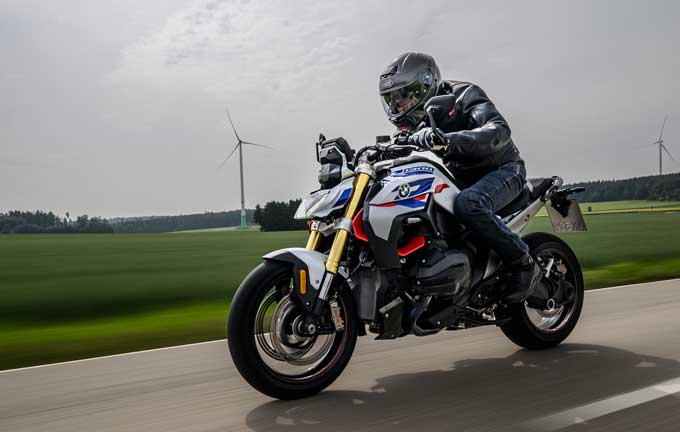 【BMW Motorrad新型R1300R  海外試乗記】軽くて速い！“最速ボクサー”0-100km/h 3.25秒の衝撃 main画像